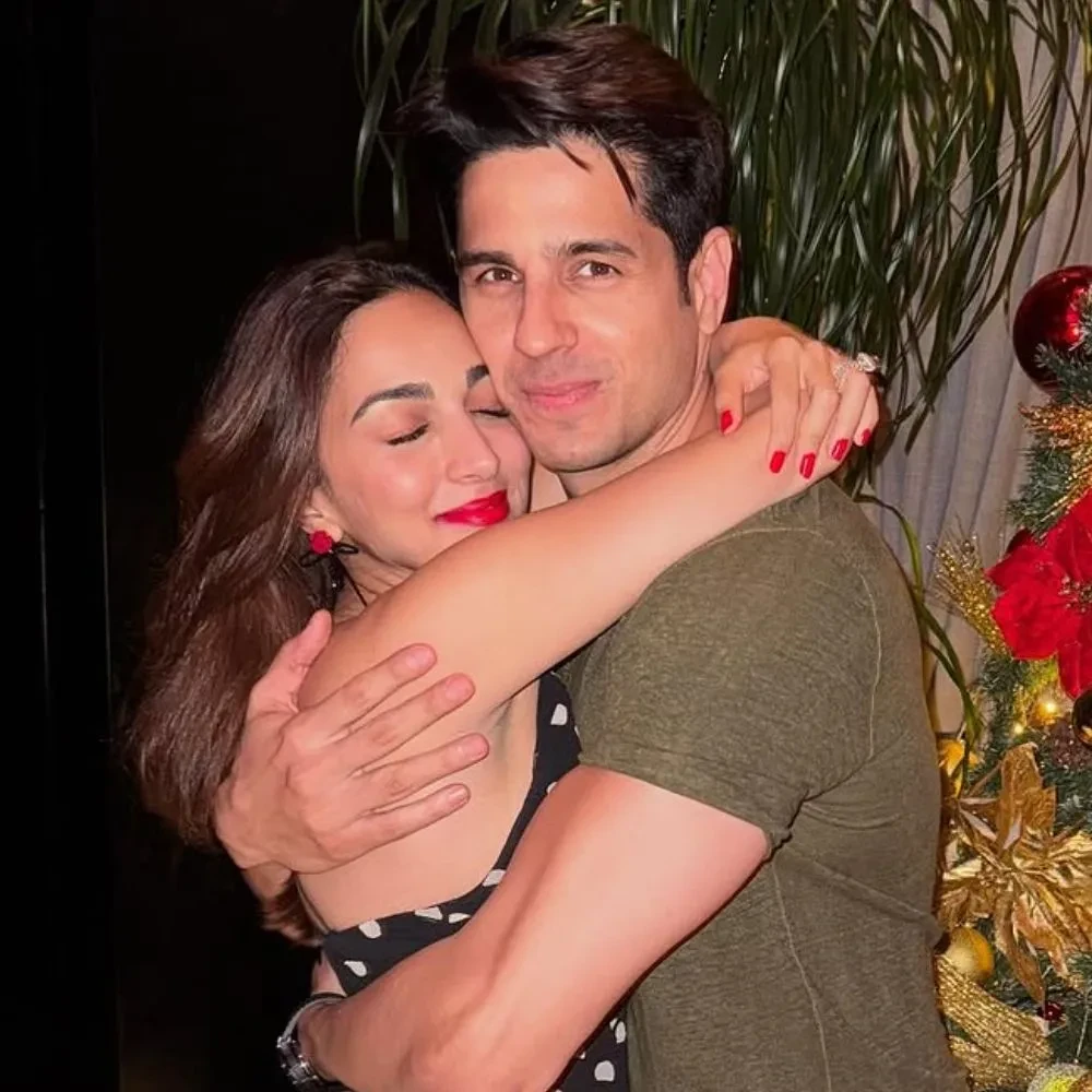 Mom-to-be Kiara Advani hides her baby bump from paparazzi with umbrella, exits clinic with Sidharth Malhotra