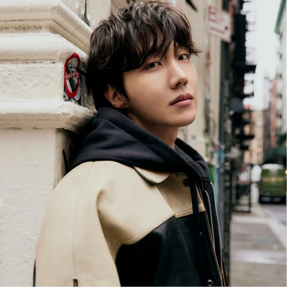 Are BTS' J-Hope and BLACKPINK's Jisoo close friends? Fans dig into invite to DEADLINE concert