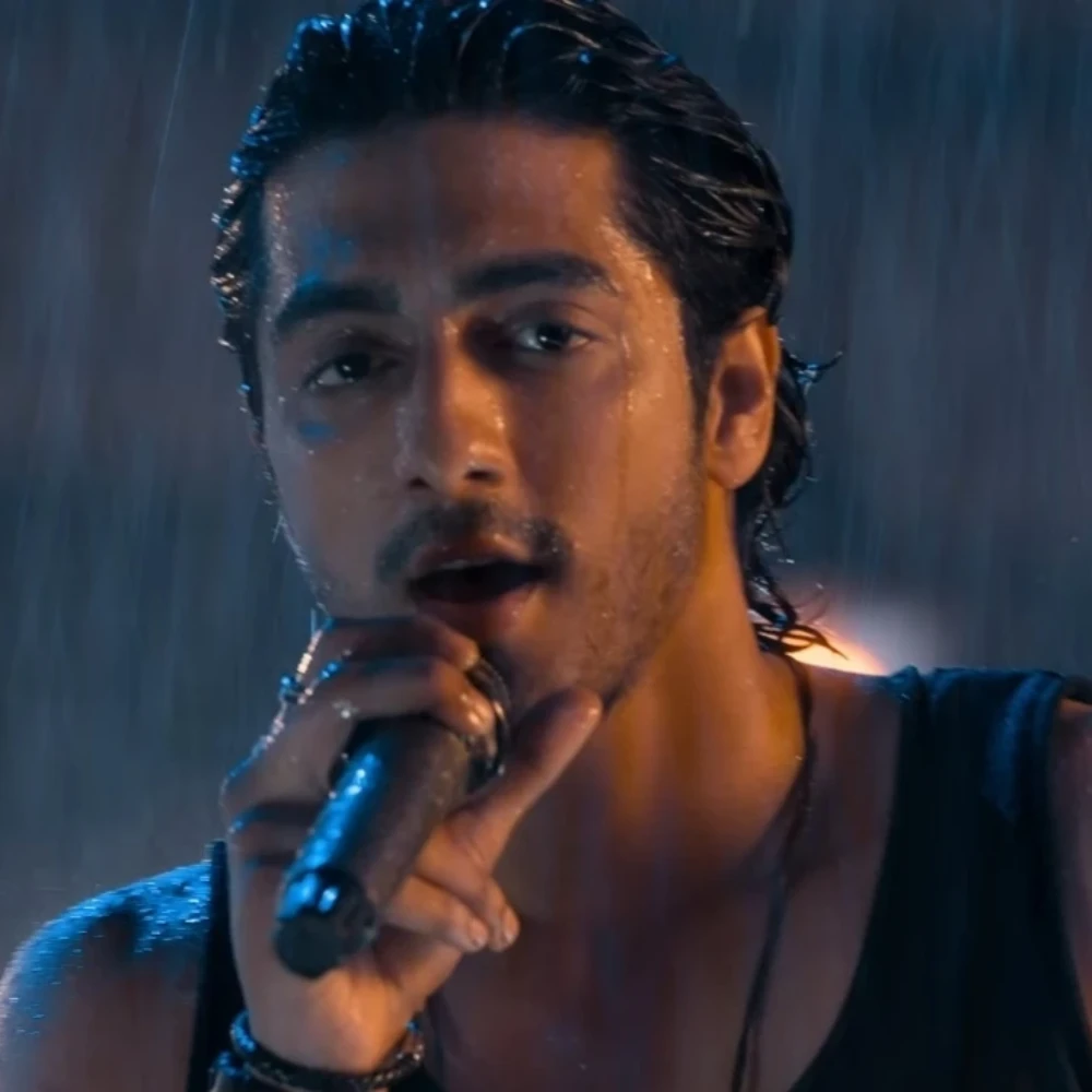 Saiyaara Advance Booking Update: Ahaan Panday and Aneet Padda's musical breaks loose with HISTORIC presales; Sells 90000 tickets in top chains with 1 day to go