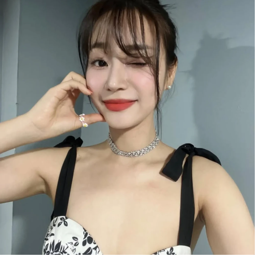 Ex-AOA’s Yuna expecting first baby with husband Kang Jung Hoon, says pregnancy feels ‘awkward and hard to believe’