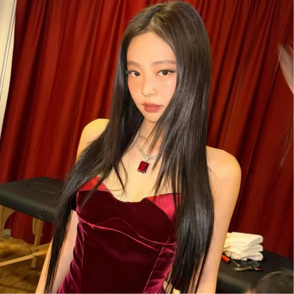 Fact Check: Did BLACKPINK’s Jennie behave ‘rudely’ with staff at Goyang concert? Fans reveal truth behind shoe mishap clip