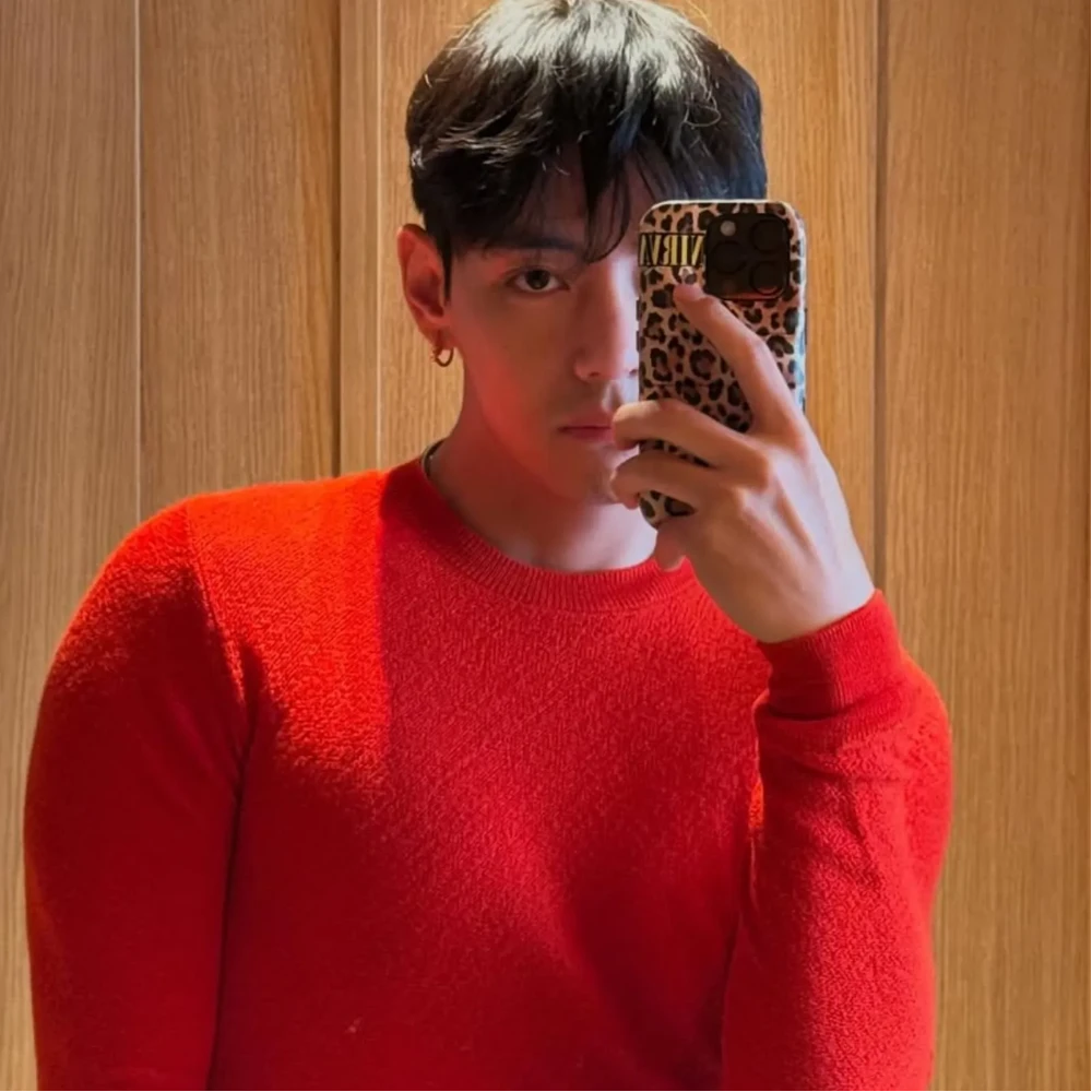 BTS’ V lives Paris dream: Shares shirtless gym snap, drunk moments and Eiffel tower aesthetic in PICS