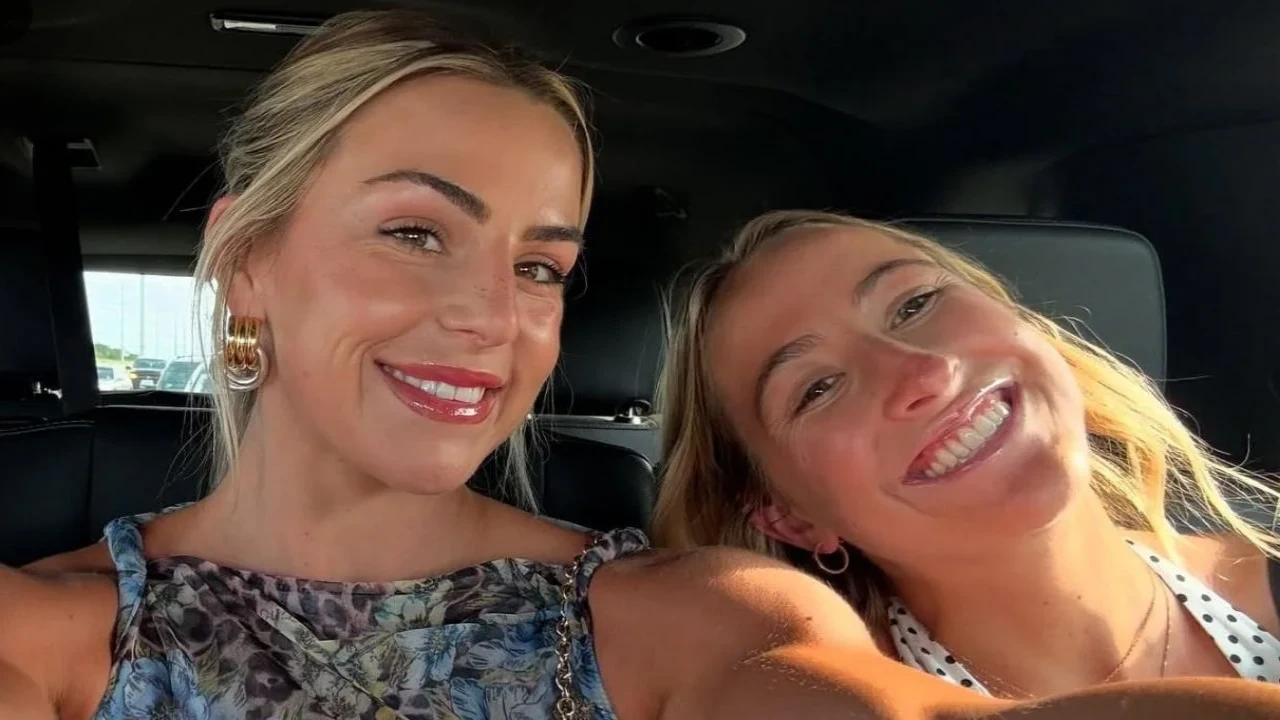 Haley & Hanna Cavinder (via Instagram) Haley & Hanna Cavinder (via Instagram)