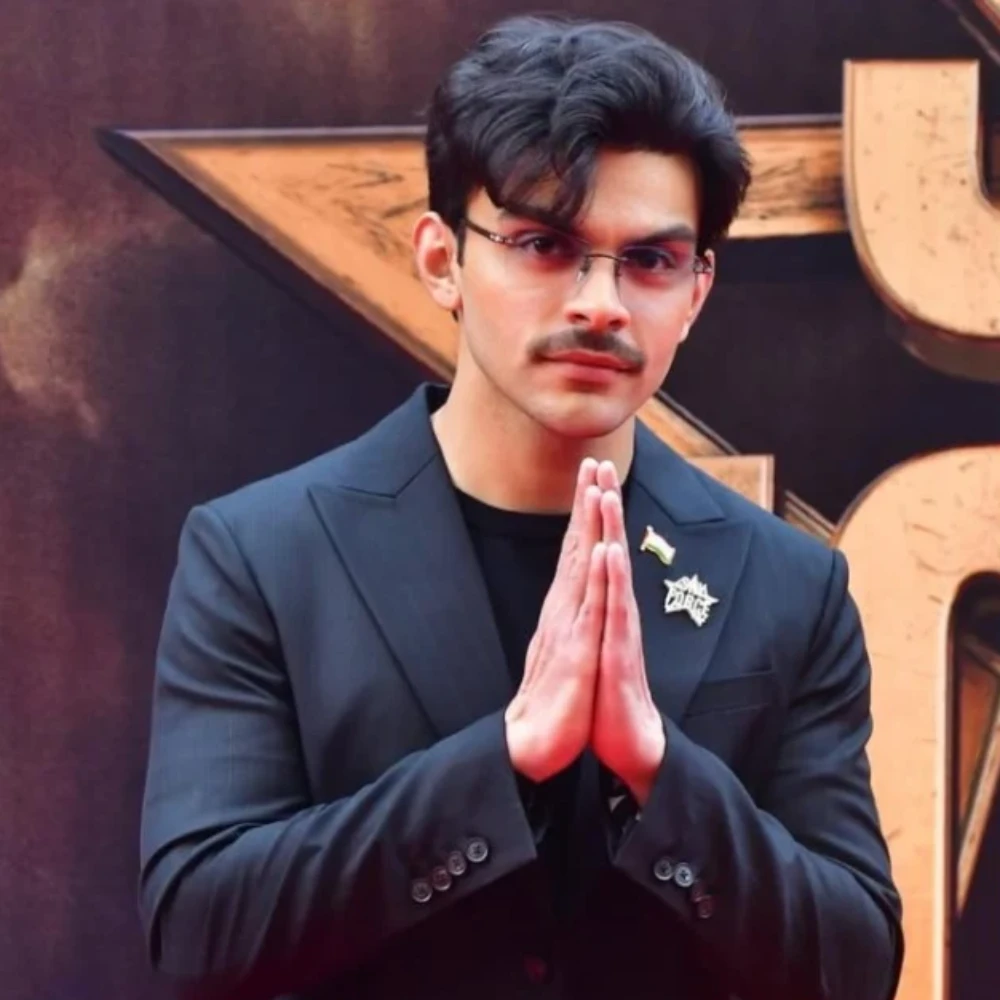 Veer Pahariya's unseen INSIDE party pics ft Sky Force co-star Sara Ali Khan, Janhvi Kapoor, Ibrahim Ali Khan