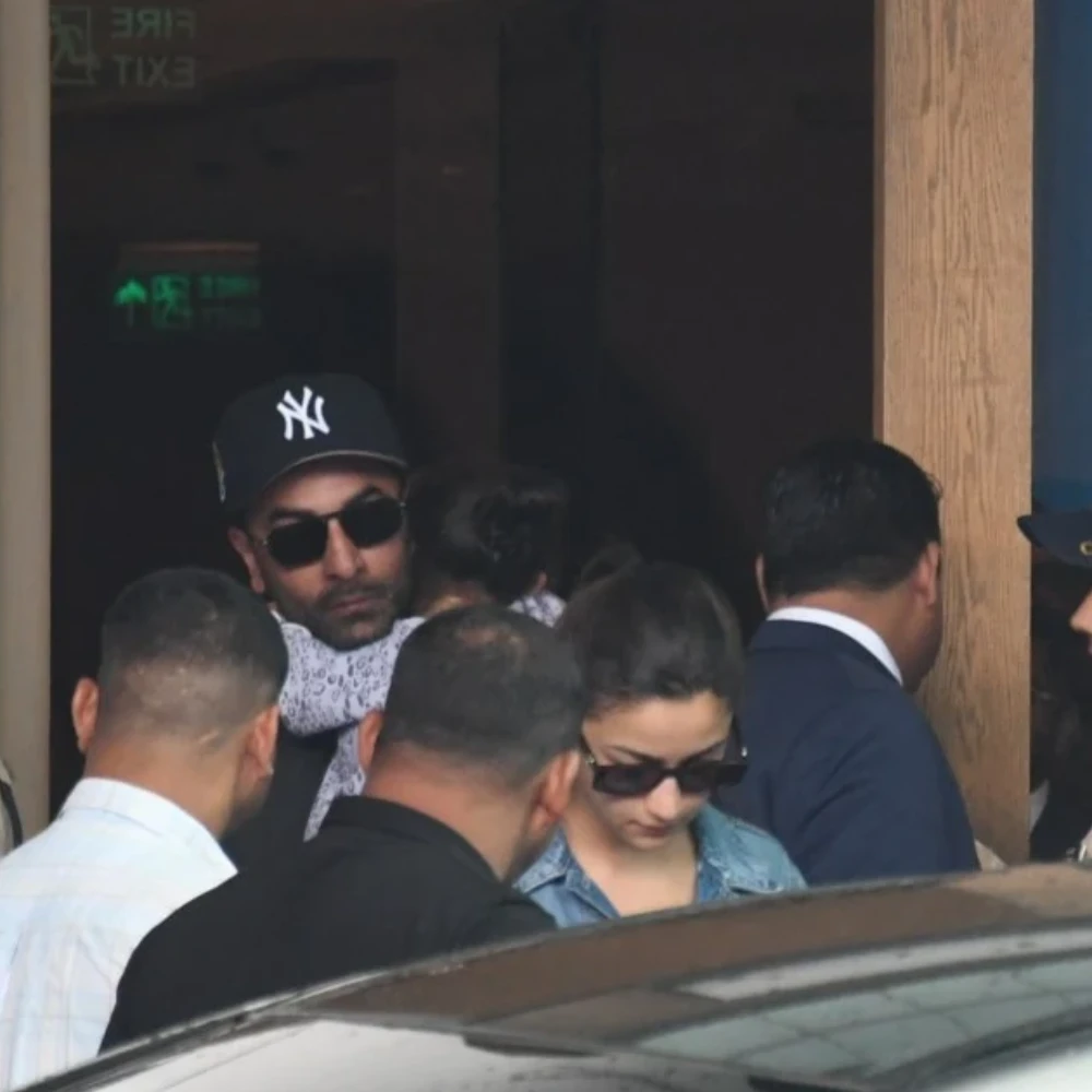 5 PICS: Ranbir Kapoor-Alia Bhatt return from London with daughter Raha, rush into car at Mumbai airport