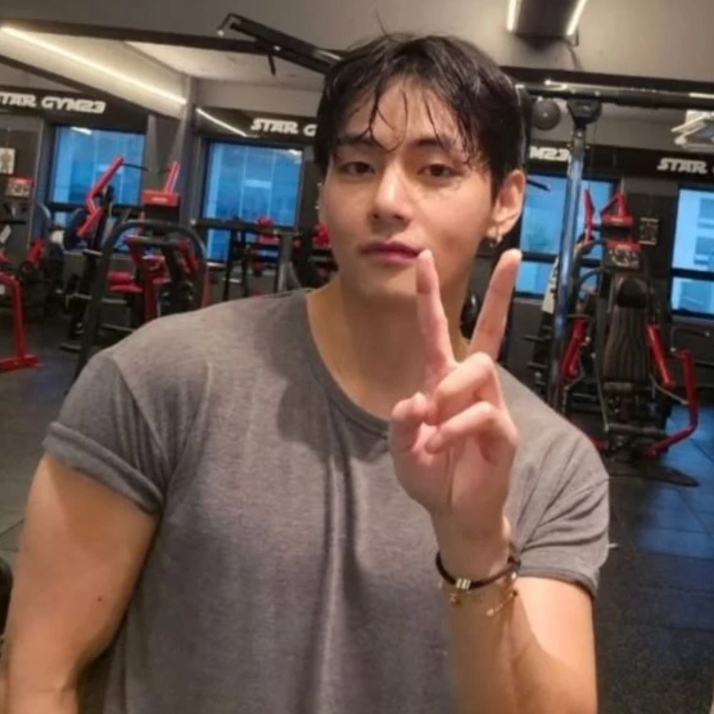 BTS’ V shows off huge muscles in gym selfie with bodybuilder friend, gears up with new look ahead of August surprise
