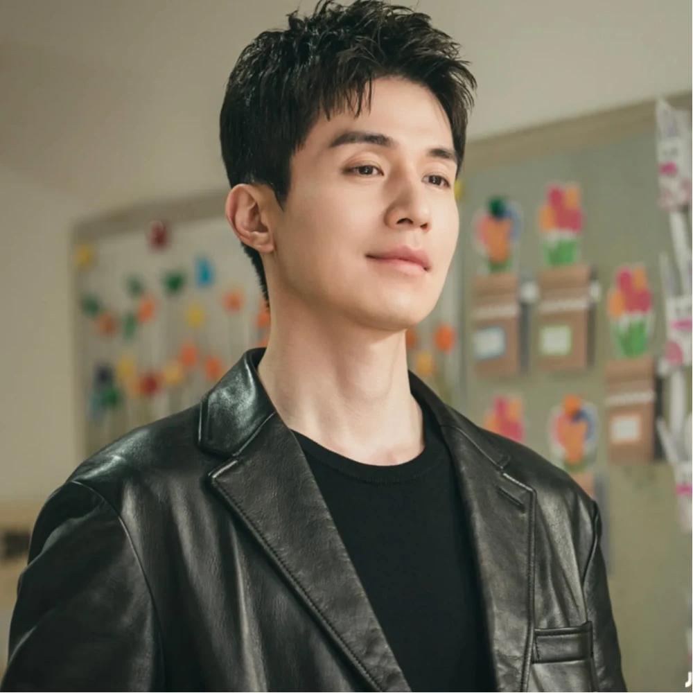 Lee Dong Wook responds to fans who find his messages 'disturbing' and asks them to unsubscribe: 'Why do they...'