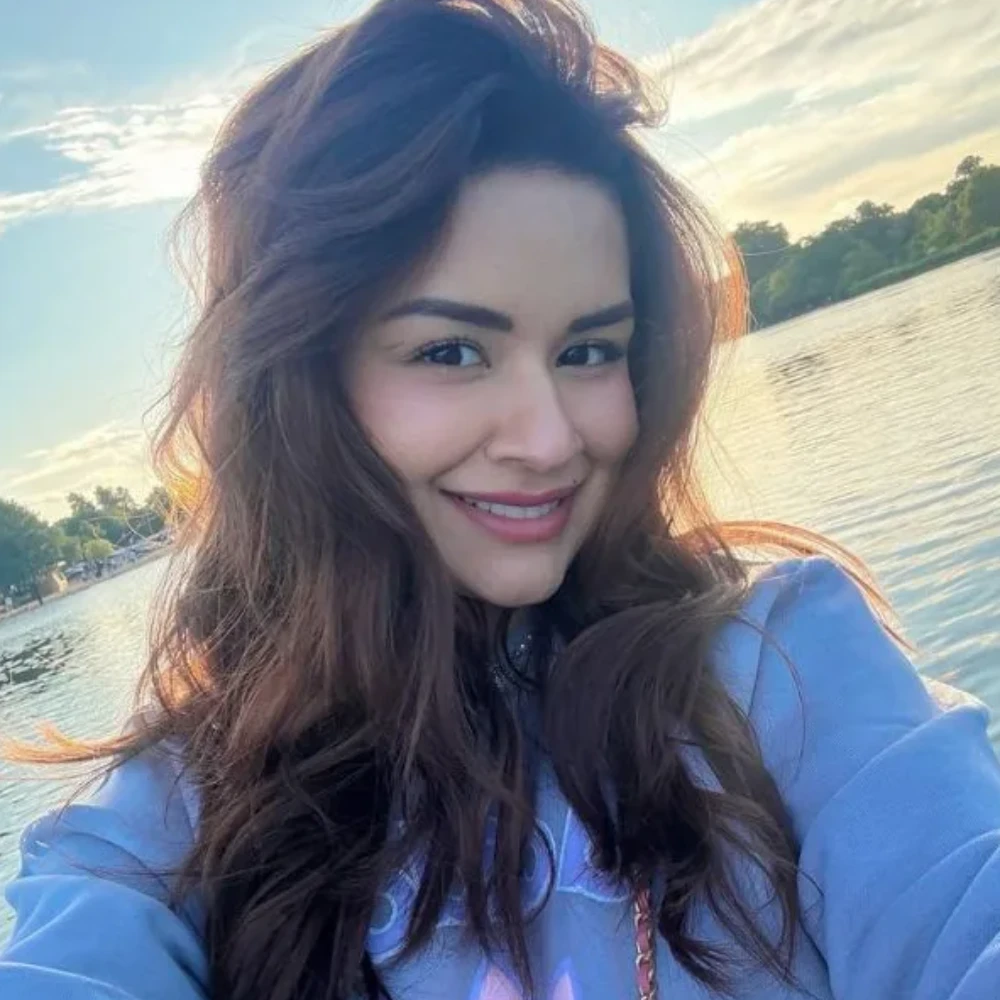 Avneet Kaur blushes as she indirectly reacts to Virat Kohli's accidental 'like' on her photo: ‘Milta rahe pyaar…’