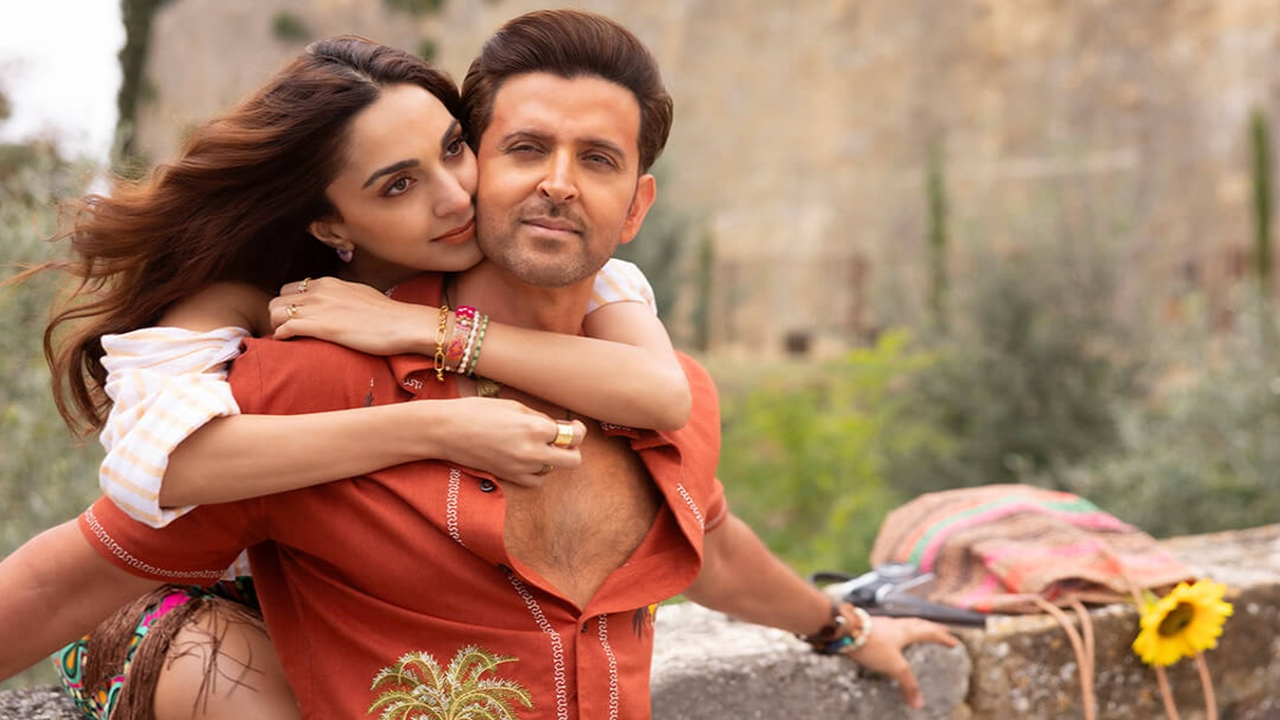 War 2 Box Office: Hrithik Roshan, NTR Jr. starrer Worldwide Hits 200cr, Overseas Letdow...