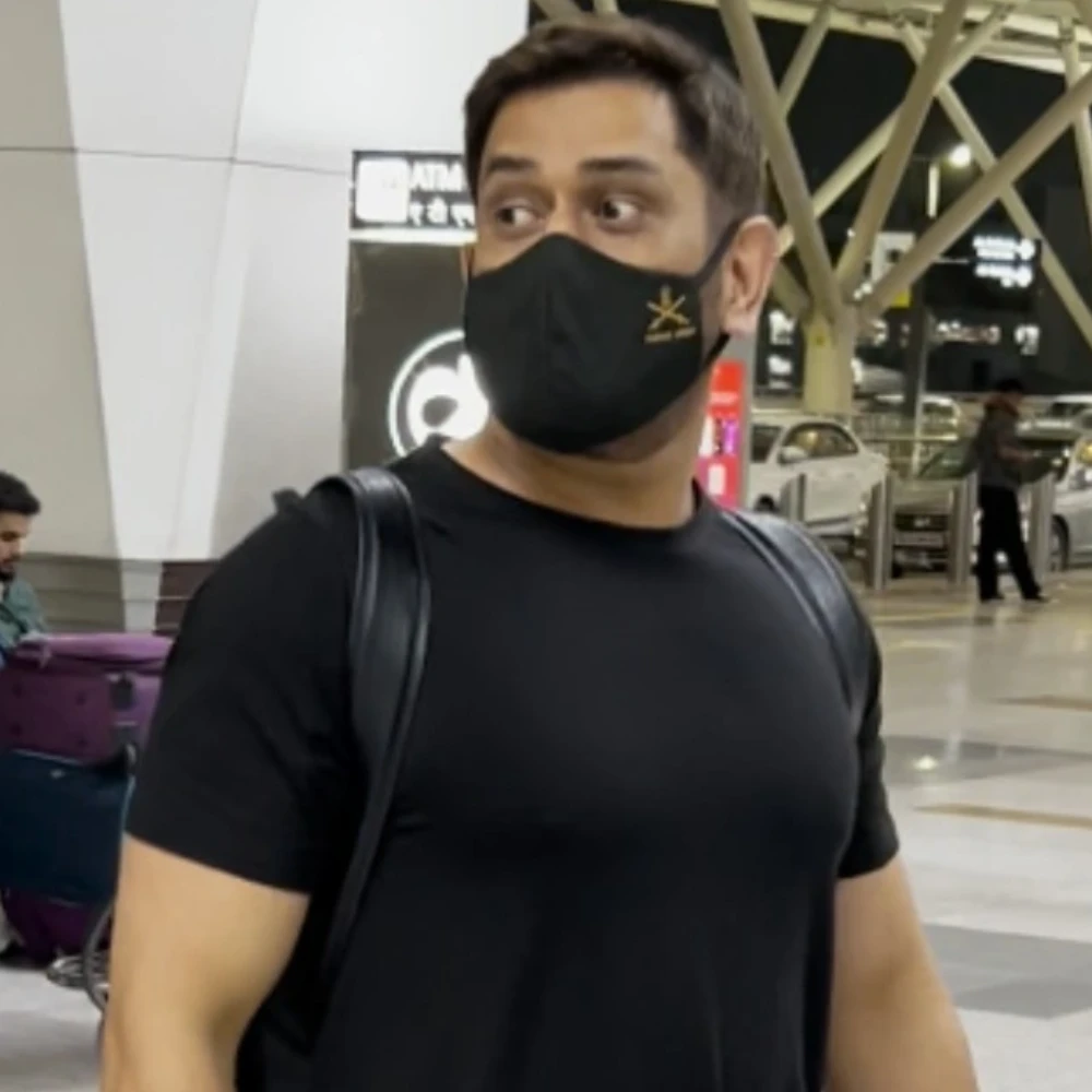 MS Dhoni politely declines fan's photo request at Mumbai airport, says 'Abhi mujhe jana do'