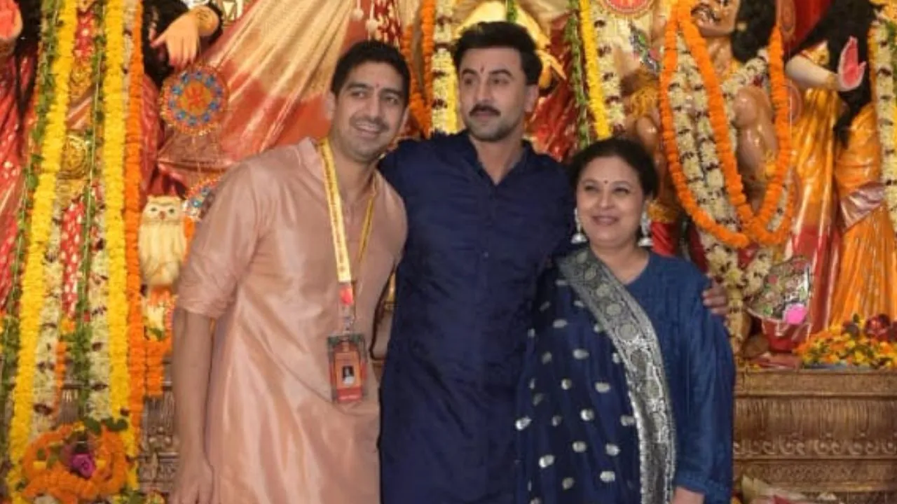 5 Photos: Ranbir Kapoor attends Durga Puja pandal in North Bombay with Brahmastra director Ayan Mukerji 