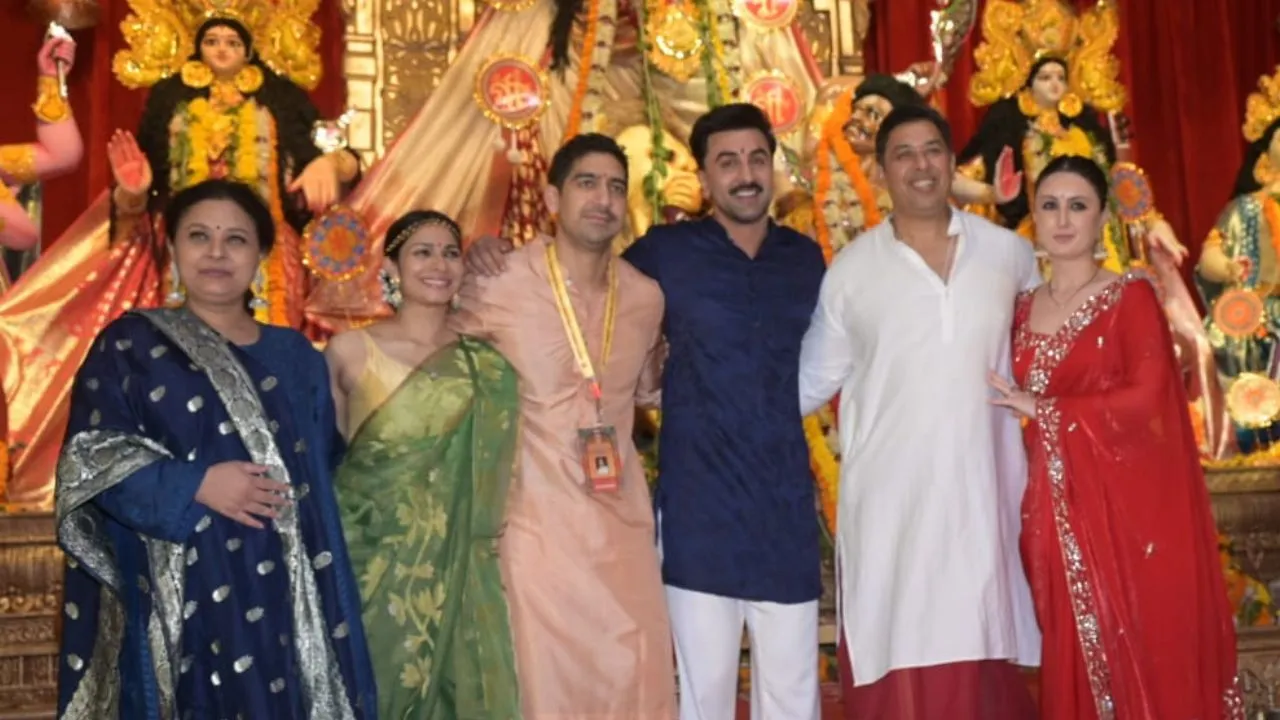 5 Photos: Ranbir Kapoor attends Durga Puja pandal in North Bombay with Brahmastra director Ayan Mukerji 