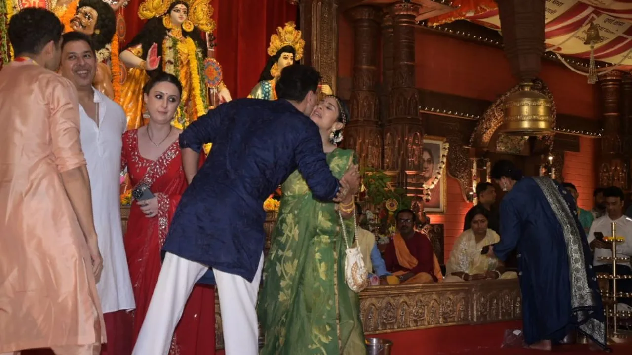 5 Photos: Ranbir Kapoor attends Durga Puja pandal in North Bombay with Brahmastra director Ayan Mukerji 