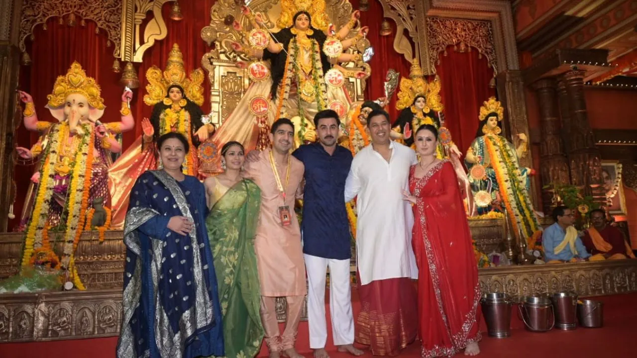 5 Photos: Ranbir Kapoor attends Durga Puja pandal in North Bombay with Brahmastra director Ayan Mukerji 