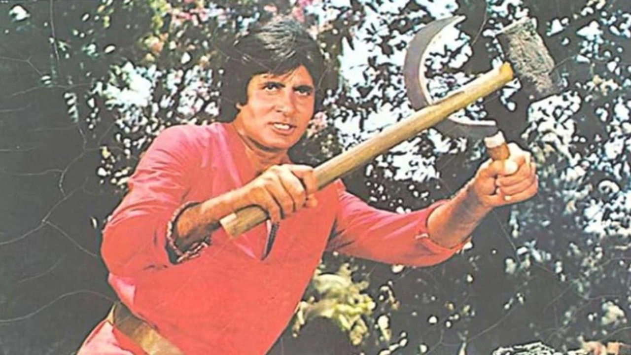 Amitabh Bachchan in Coolie (via IMDb) (Image Courtesy: IMDb)