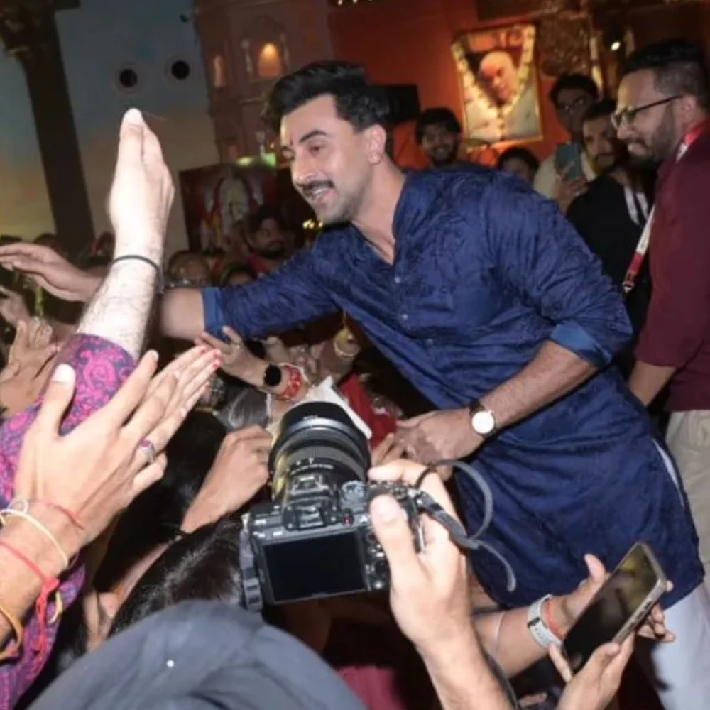 5 Photos: Ranbir Kapoor attends Durga Puja pandal in North Bombay with Brahmastra director Ayan Mukerji 