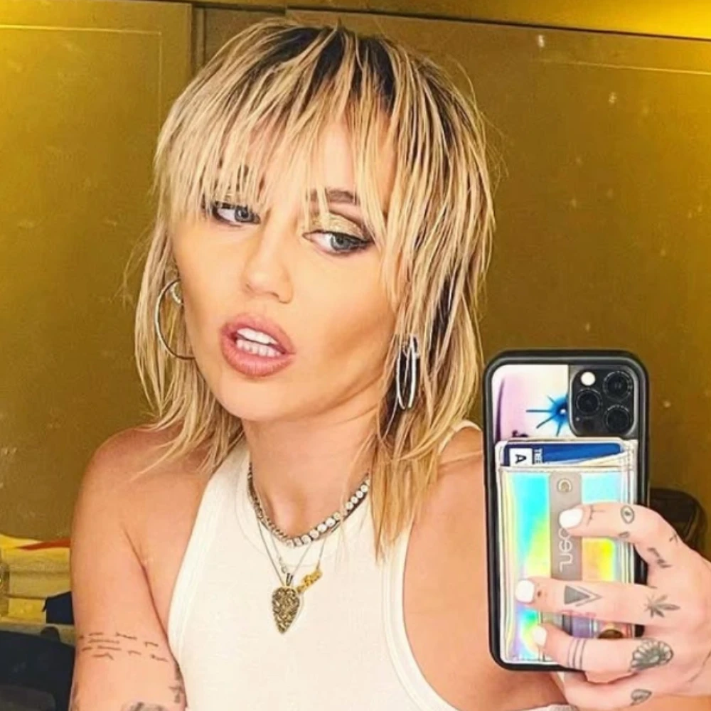 Miley Cyrus Says Mom Tish Cyrus 'Encouraged' Her to Stay With ‘Wrong Guy’: ‘I Had to Learn That the Hard Way’