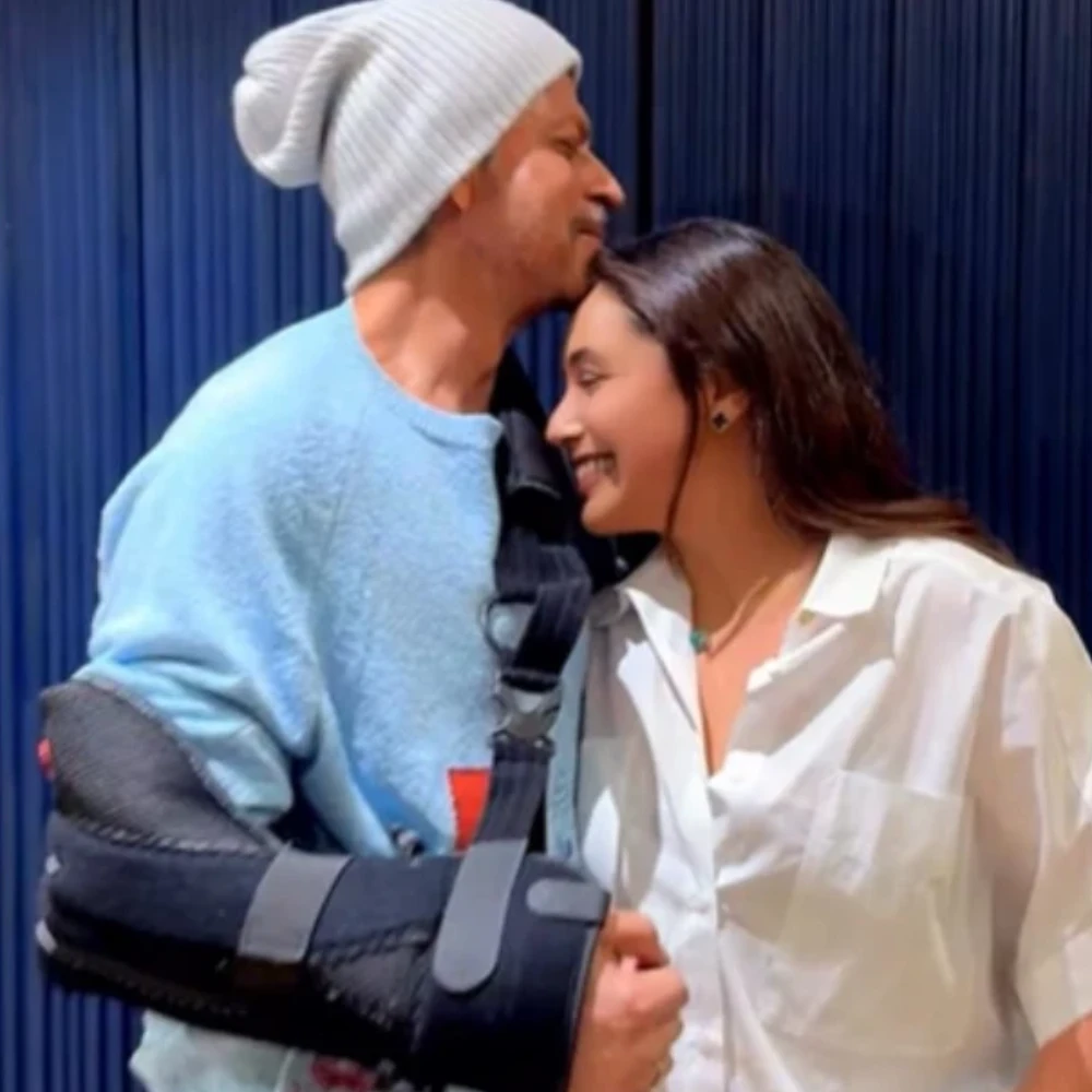 Shah Rukh Khan kisses Rani Mukerjee on forehead and dances on a romantic song as they celebrate National Award win