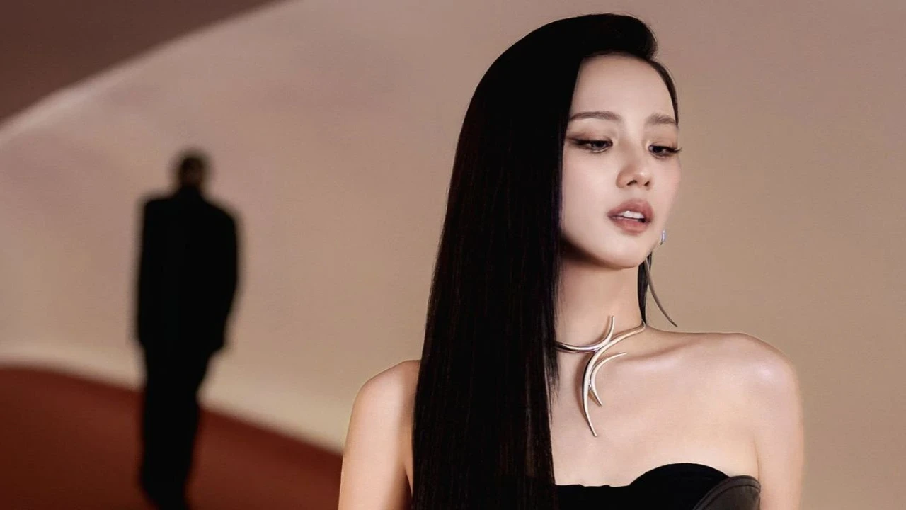 Jisoo: Courtesy of Blissoo