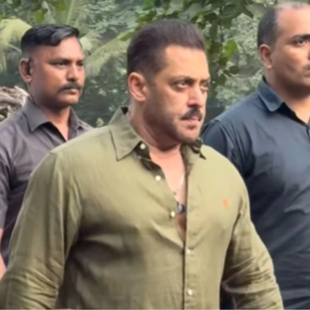 Salman Khan arrives to pay last respects to Pankaj Dheer, comforts his grieving son Nikitin Dheer Salman Khan arrives to pay last respects to Pankaj Dheer, comforts his grieving son Nikitin Dheer