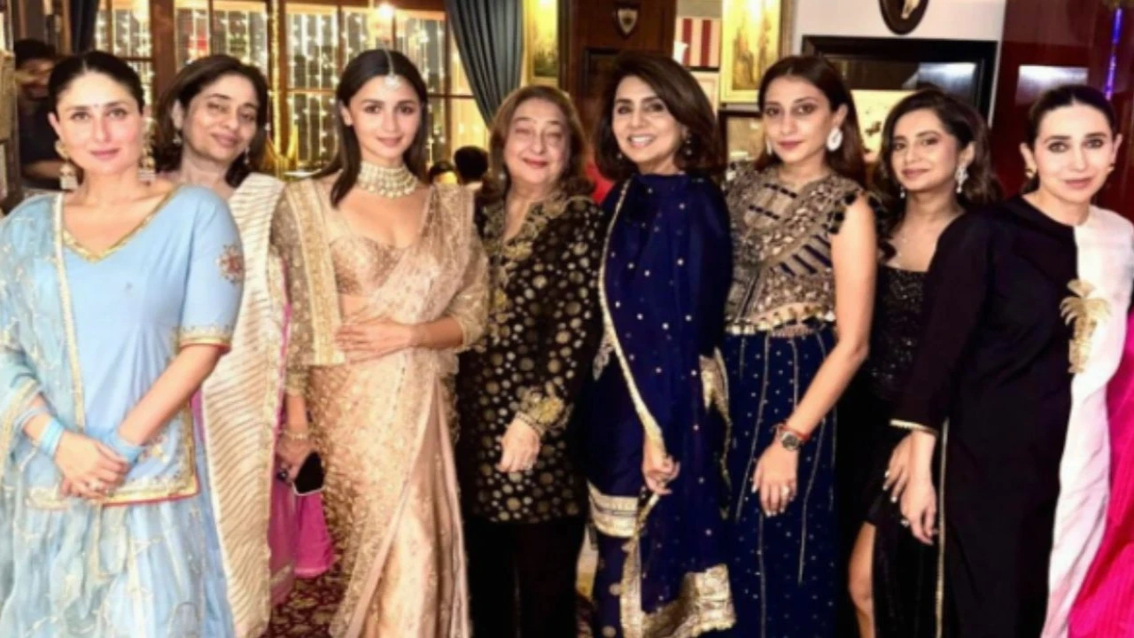 Alia Bhatt with Kareena, Karisma, and Neetu Kapoor (via Instagram) (Image Courtesy: Instagram)