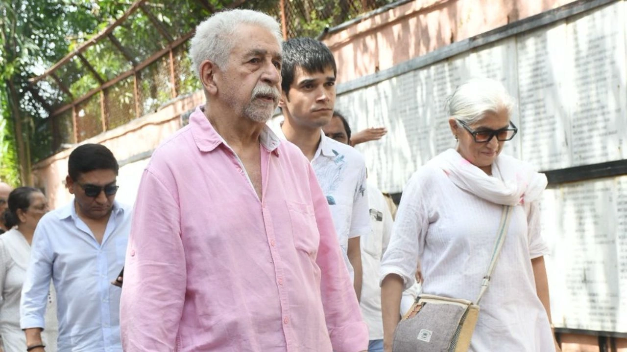 Naseeruddin Shah attends Satish Shah's final rites (via Pinkvilla) Naseeruddin Shah attends Satish Shah's final rites (via Pinkvilla)