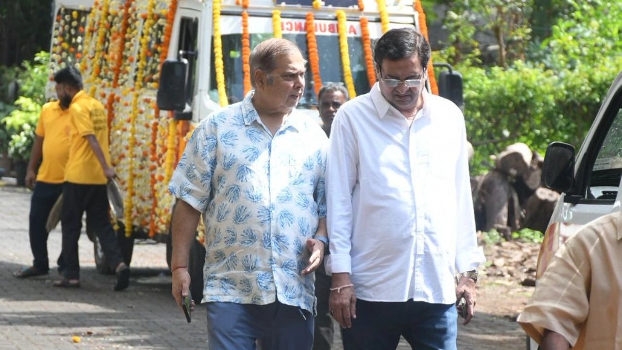 David Dhawan attends Satish Shah's final rites (via Pinkvilla) David Dhawan attends Satish Shah's final rites (via Pinkvilla)