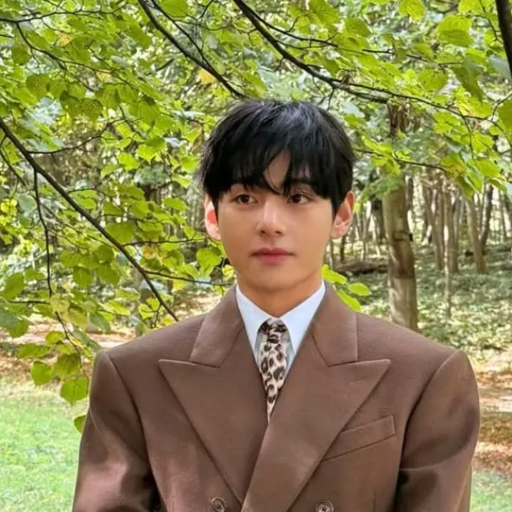 BTS’ V lauds orderly fan behavior at airport only to be fooled soon after, shares UNSEEN chic PICS from Paris