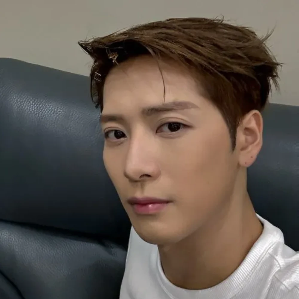 GOT7’s Jackson Wang’s cheek gets pulled by rude lady at Under The Castle Thailand, fans return favor