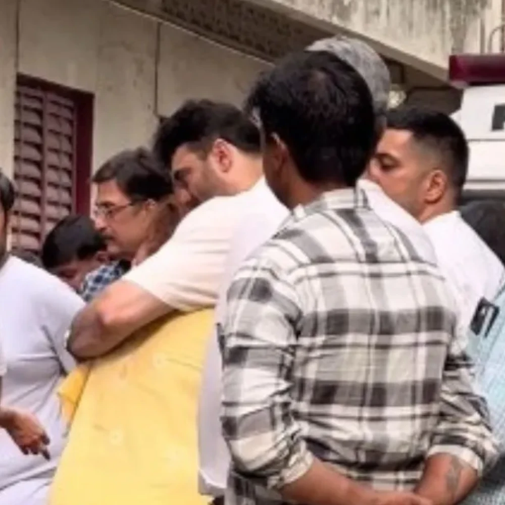 Nikitin Dheer consoles his mother at father Pankaj Dheer’s last rites, Hema Malini pays respects Nikitin Dheer consoles his mother at father Pankaj Dheer’s last rites, Hema Malini pays respects
