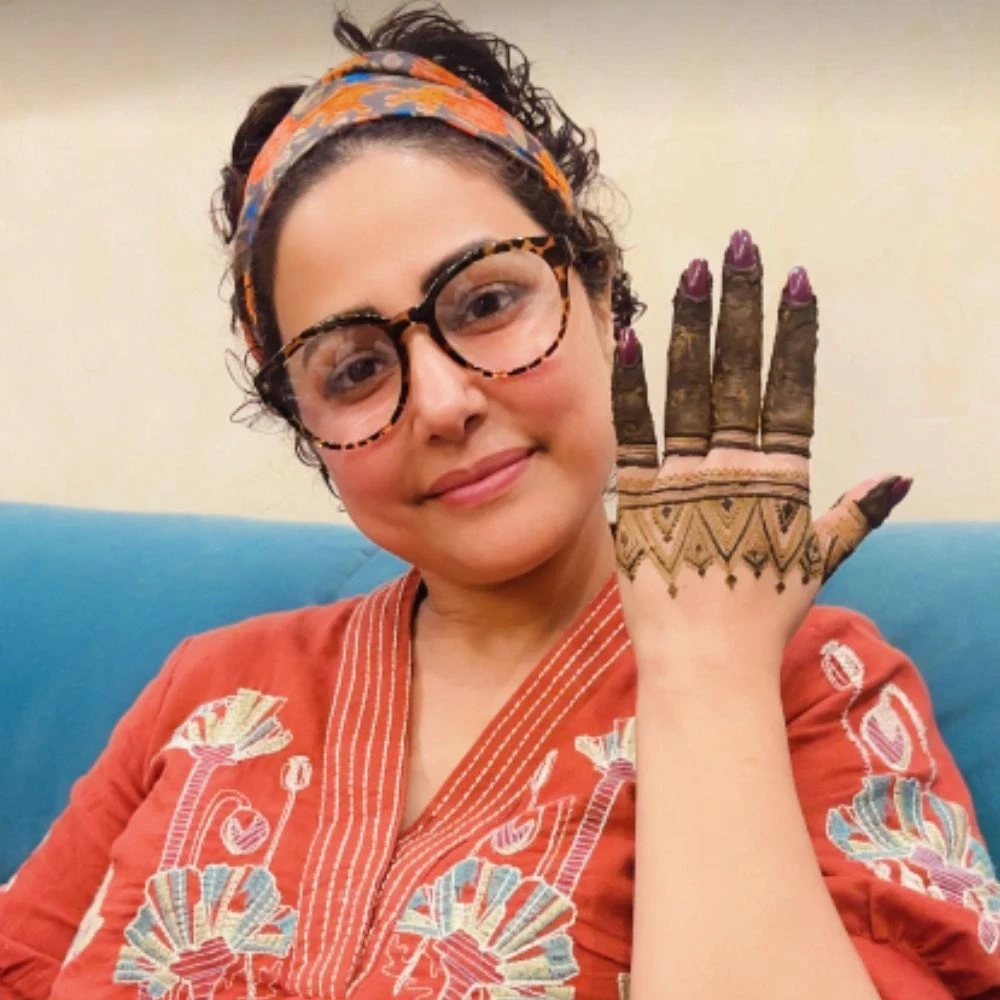Hina Khan celebrates first Karwa Chauth with Rocky Jaiswal; Shares mehendi moment Hina Khan celebrates first Karwa Chauth with Rocky Jaiswal; Shares mehendi moment