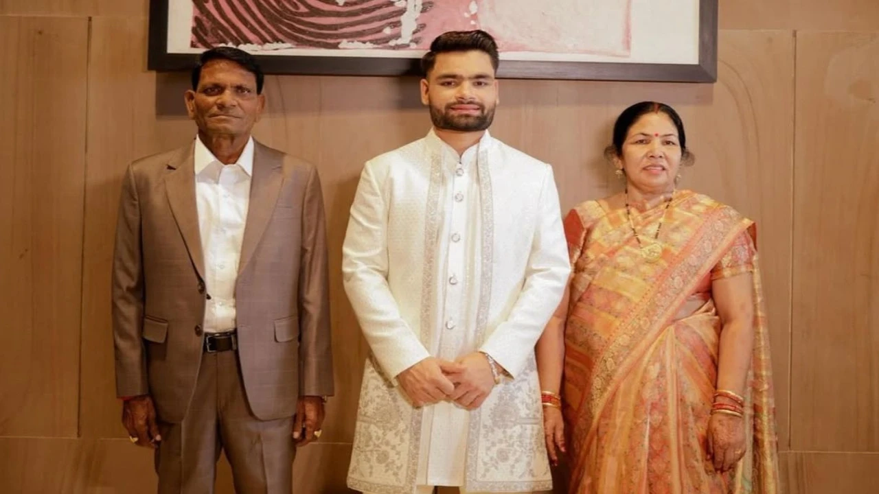 Rinku Singh with his parents (via Instagram) (Image Courtesy: Instagram)