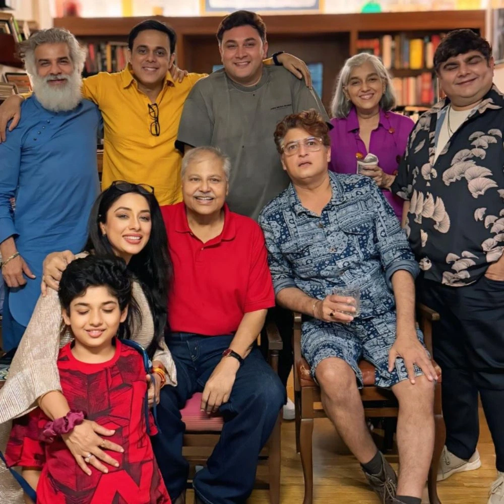 'One Last Time': Sumeet, Rupali Ganguly, Deven Bhojani, JD Majethia sing Sarabhai vs Sarabhai title track as they bid goodbye to Satish Shah at crematorium 'One Last Time': Sumeet, Rupali Ganguly, Deven Bhojani, JD Majethia sing Sarabhai vs Sarabhai title track as they bid goodbye to Satish Shah at crematorium