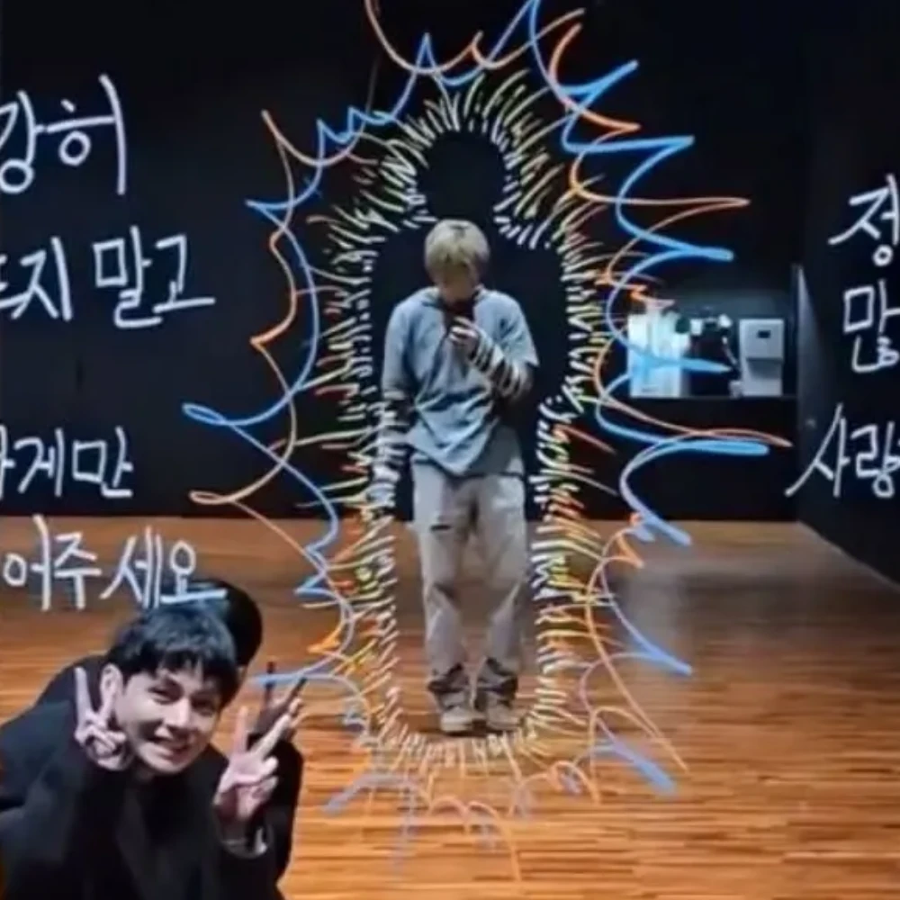 BTS’ Jimin wipes off 2-year-old mirror graffiti made with V pre-military, J-Hope asks him to clean-up well BTS’ Jimin wipes off 2-year-old mirror graffiti made with V pre-military, J-Hope asks him to clean-up well