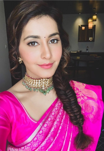 Photo shoot 😃 - Bridal look !! MUA : @aarabridalmakeover Jewellery :  @aarabridaljewels Saree :@Priyangaa_rootsfrom kanjivaram Hairstyle… |  Instagram