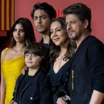 Aryan Khan turns photographer for Shah Rukh Khan, Suhana and Ananya raise glam bar at The Ba***ds of Bollywood screening