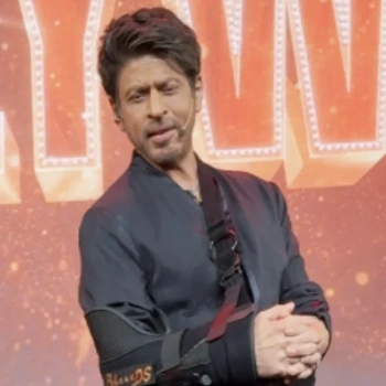 ‘I only need one hand to hold my National Award’: Shah Rukh Khan drops witty remark about his injury at Ba***ds Of Bollywood preview