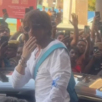 Shah Rukh Khan greets fans with flying kisses as he receives grand welcome in Jaipur; WATCH fans' excitement