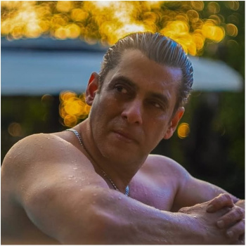 Salman Khan says ‘Sanam hum aa gaye’ as he flaunts his chiseled body in latest pics from pool; fans say ‘aag laga di’