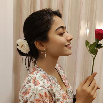 Did Vijay Deverakonda get a special gift for Rashmika Mandanna? Her latest pictures fuel ‘proposal’ buzz