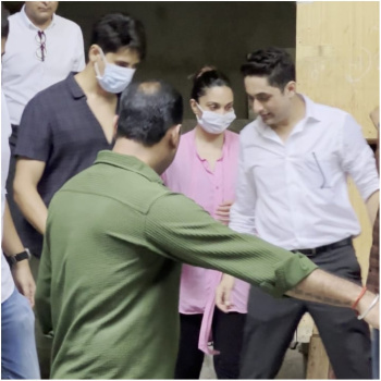 WATCH: Soon-to-be parents Sidharth Malhotra, Kiara Advani seen exiting an under-construction site after Gauri Khan; is it for their new home?