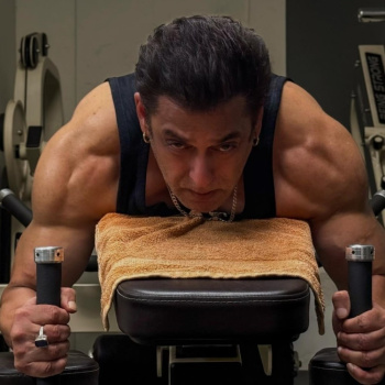Salman Khan breaks internet with his muscular body at 59; Ranveer Singh, Varun Dhawan are fanboying and how