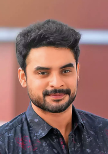 Tovino Thomas Poster