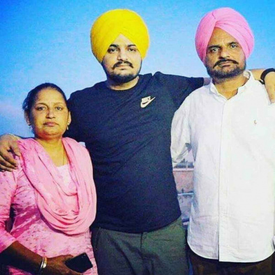 Sidhu Moose Wala Death: 5 pics of the late singer with his parents that  will leave you teary-eyed | PINKVILLA