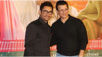 Laapataa Ladies: ‘Rancho’ Aamir Khan and ‘Raju’ Sharman Joshi’s reunion at screening reminds fans of 3 Idiots