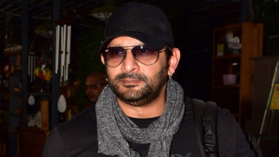 Arshad Warsi celebrates his birthday with paparazzi; WATCH as he engages in fun banter during cake-cutting