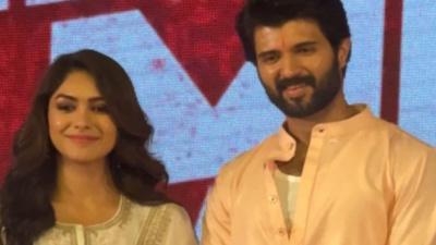 Vijay Deverakonda and Mrunal Thakur turn heads in their traditional look at The Family Star event: WATCH