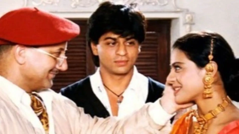 Kajol Says Shah Rukh Khan Had A Frozen Shoulder After Lifting Her For DDLJ  Poster; 'I Was So Worried For Him' | Cutting Shots