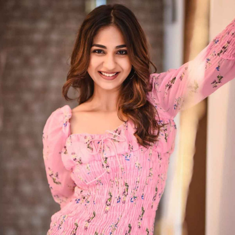 Vidhi Pandya Ke Bare Mai