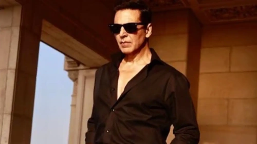 EXCLUSIVE Akshay Kumar shows commitment by shooting an action scene of Rs 15 crore despite knee injury PINKVILLA